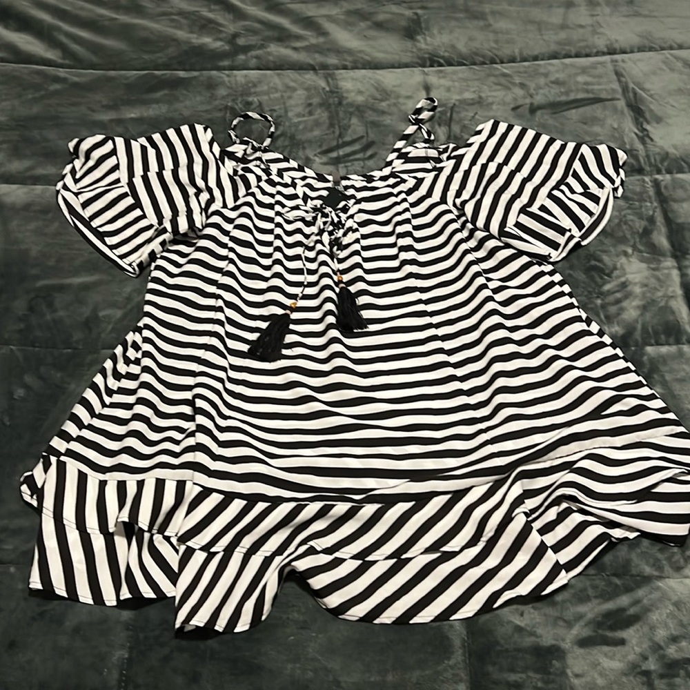 Torrid Womens Mini Cold Shoulder
Coverup Dress Size 3X Black White Tassels
Flowy